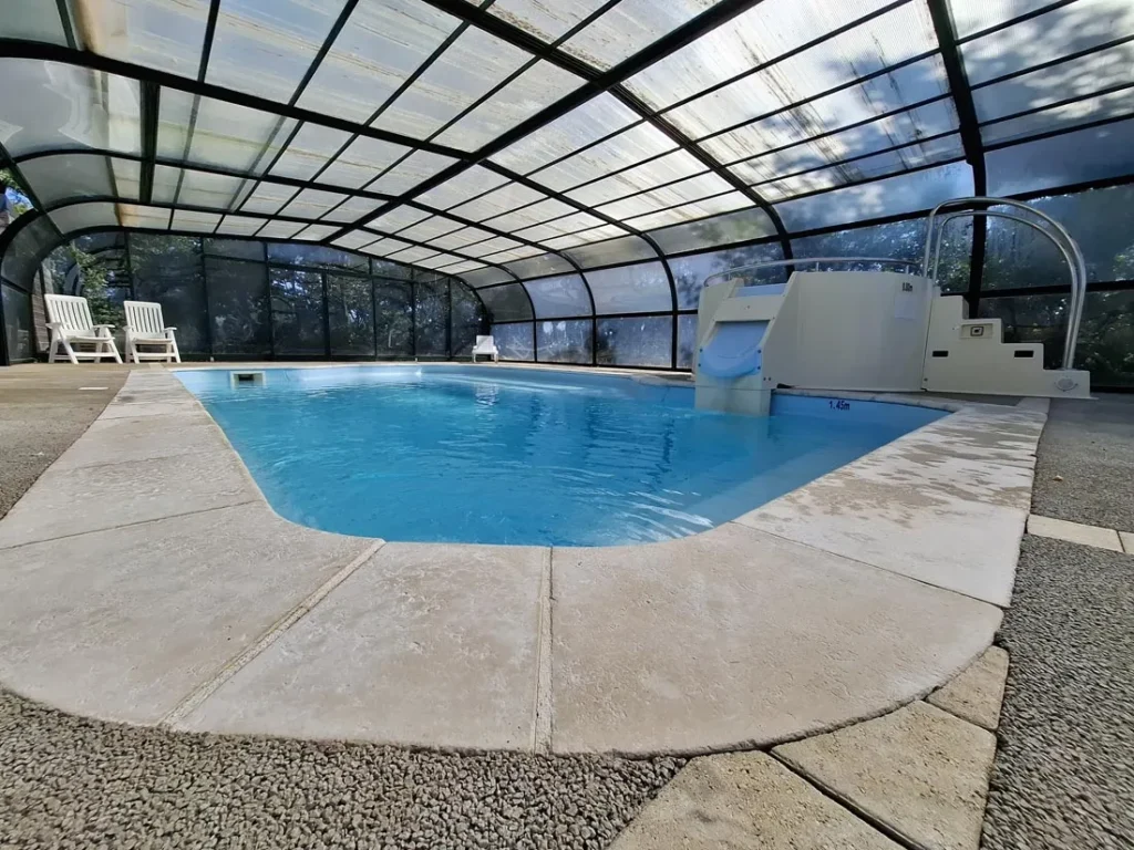Piscine couverte près de la Roche sur Yon en vendée pour les séjour de groupe 