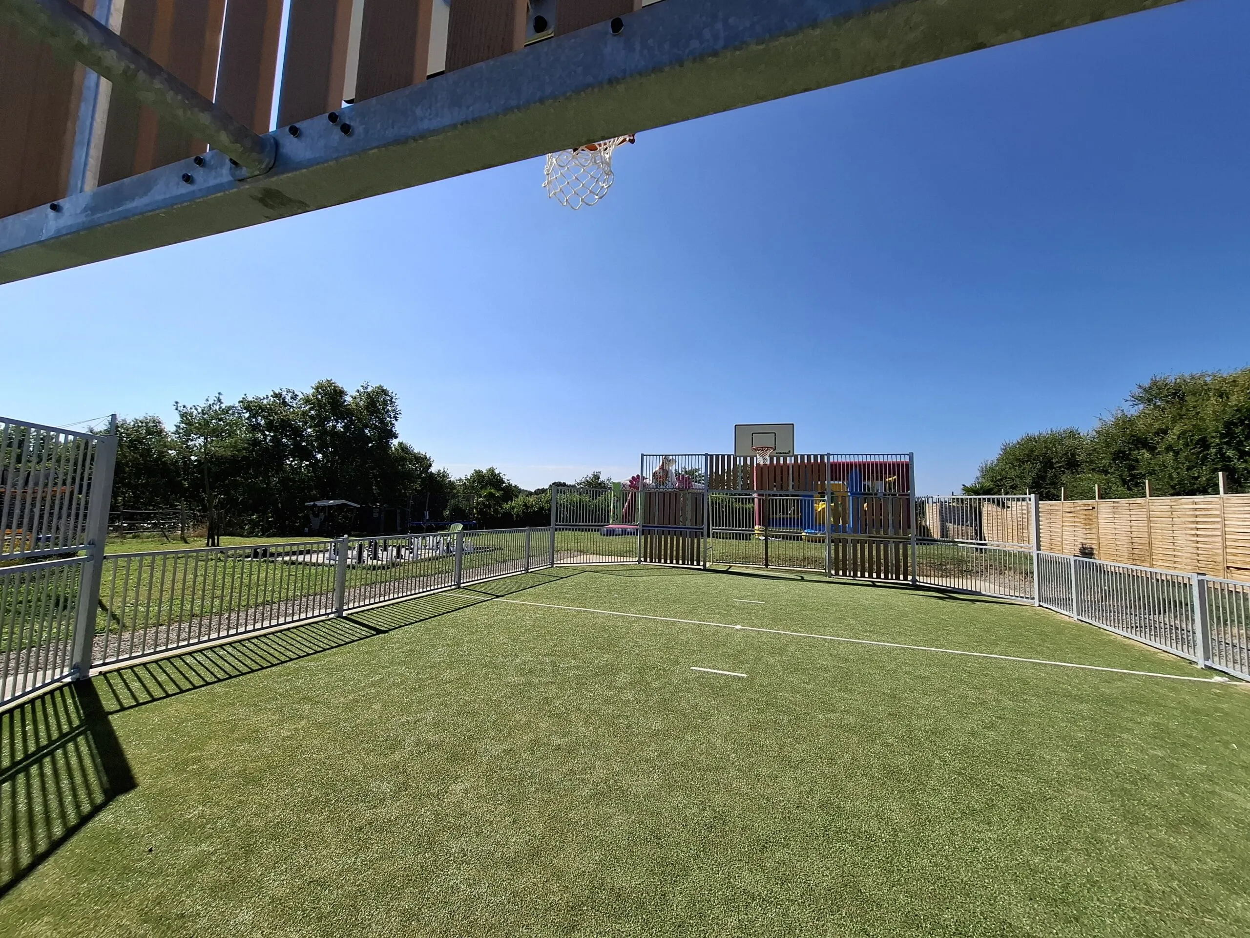 Grand espace vert au Camping L’Ambois