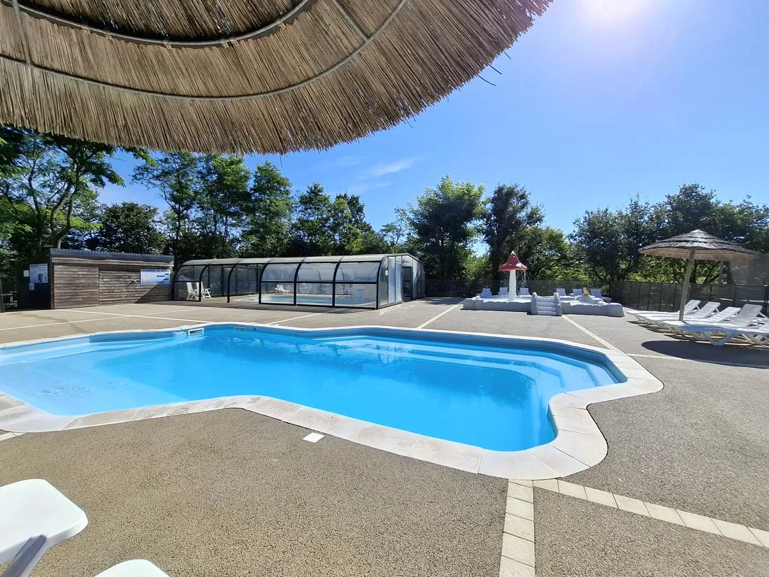 La piscine extérieure du camping